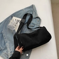 Minimalistische schwarze Cord-Zylindertasche mit verstellbarem Gurt und Textur-Finish - Schwarz