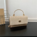 Beige Stroh-Umhängetasche mit braunem Lederboden und goldener Kettenriemen - Khaki