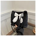 Borsa tote nera testurizzata con un grande fiocco in chiffon bianco e spalline sottili - Nero
