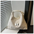 Chique crèmewitte hobo tas met marmertextuur en zilveren vlinder hanger detail - Wit