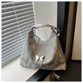 Zilveren metallic schoudertas met creatieve vlindergesp in vloeibare metalen stijl - Zilver