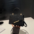 Elegante borsa a mano in paillettes nere con dettagli dorati e tracolla per stile moderno - Nero