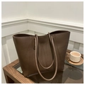 Primer plano del bolso tote de cuero marrón con textura de lichi y gran capacidad - Marrón