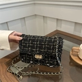 Bolso bandolera elegante de tweed negro con hilos dorados y correa de cadena clásica - Negro