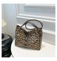 Detail der modischen Leopard-Tragetasche mit weicher rechteckiger Struktur - Braun
