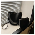 Set borsa a secchiello in pelle nera con pochette coordinata e dettagli dorati - Nero