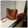 Set borsa a secchiello in pelle vintage marrone con astuccio e tracolla coordinati - Marrone