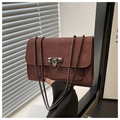 Detail der rotbraunen Wildledertasche mit Metallverschluss und anthraziter Kette - Braun