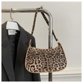 Dettaglio della borsa sottobraccio leopardata con cerniera dorata e finiture metalliche - Marrone (Leopardo Marrone-Nero)