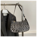 Dettaglio borsa a spalla leopardata grigia con forma a mezzaluna e cerniera dorata - Nero (Leopardo Grigio)
