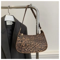 Dettaglio borsa hobo leopardata con cerniera dorata appesa su un blazer scuro - Caffè (Leopardo Caffè Scuro)
