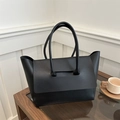 Borsa tote nera minimalista in ecopelle con manici lunghi e design moderno - Nero