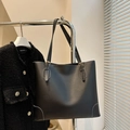Grande borsa tote in pelle nera con cuciture bianche a contrasto e tracolle regolabili - Nero