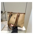 Dettaglio borsa tote minimal in pelle con bordo marrone e tasca con bottone - Cachi