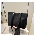 Dettaglio della borsa tote in pelle PU nera opaca con pratica tasca esterna a scatto - Nero