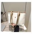 Dettaglio della borsa tote minimalista in crema e kaki con pratica tasca frontale - Bianco
