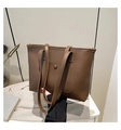 Dettaglio di una borsa tote marrone con tasca frontale e sottili manici doppi a mano - Marrone