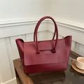 Borsa tote bordeaux in finta pelle con design unico della maniglia attraverso il lembo - Rosso