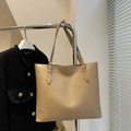 Grande borsa tote minimalista in ecopelle opaca color kaki per la moda autunnale - Cachi