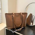 Bruine grote leren shopper met minimalistische schouderbanden in een stijlvol interieurdecor - Bruin