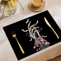 Halloween-Tischset aus Leinen mit Skeletthand, Pilzen und Fledermäusen auf Schwarz - Skeletthand Pilz Stil (YMCD-8)