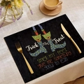 Halloween-Tischset aus Leinen mit Hexenstiefeln und Trick or Treat-Slogan - Hexenstiefel Slogan Stil (YMCD-15)