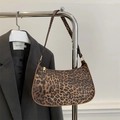 Bolso medialuna chic con estampado de leopardo, cremallera dorada y correa de sintético - Leopardo Café