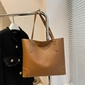 Borsa tote grande color caramello in pelle opaca con cuciture bianche a contrasto - Cuoio