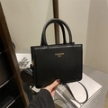 Sac fourre-tout carré noir minimaliste avec logo doré et charm porte-monnaie rond amovible - Noir
