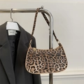 Bolso de hombro con estampado de leopardo, herrajes dorados y correa ajustable - Leopardo Marrón