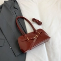 Borsa tote retrò in pelle verniciata marrone rosso con fibbia dorata e tracolla - Rosso