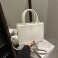 Sac à main carré beige minimaliste avec poignée et petit porte-monnaie assorti - Blanc