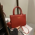 Borsa a tracolla rossa chic con logo dorato e mini portamonete coordinato incluso - Rosso