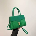 Sac bandoulière vert émeraude avec texture crocodile et fermoir rotatif doré - Vert