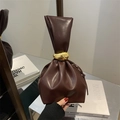 Sac seau plissé marron foncé avec grande poignée en anneau doré et finition brillante - Marron