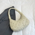 Cremefarbene gesteppte Hobo-Tasche mit brauner Schleifenstickerei und Karomuster - Weiß