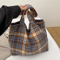 Bolso tote vintage a cuadros azules y marrones con cierre de botón decorativo - Azul