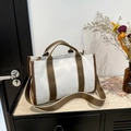 Minimalistische Canvas-Einkaufstasche in Weiß und Braun mit Lederbesatz und Gurt - Braun