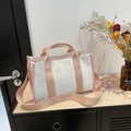 Große beige Canvas-Einkaufstasche mit rosa Rand und Schultergurt in einem Raum - Rosa