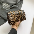 Borsa a tracolla leopardata con catena dorata e fibbia in metallo dal design moderno - Giallo