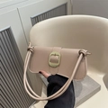 Borsa a spalla beige minimalista con fibbia a griglia dorata e dettaglio tracolla a nodi - Cachi