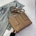 Sac seau marron en cuir grainé avec bandoulière réglable et détails dorés élégants - Kaki