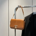 Sac bandoulière minimaliste en cuir marron avec boucle en T dorée et bandoulière - Marron