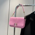 Sac bandoulière rose avec boucle dorée en T et chaîne en métal au style minimaliste 2024 - Rose