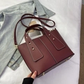 Sac seau rétro bordeaux en cuir grainé avec rivets dorés et bandoulière réglable - Bordeaux