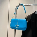 Sac bandoulière en cuir bleu vif avec boucle métallique dorée en forme de T - Bleu