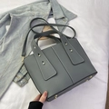 Sac seau gris en cuir grainé avec coutures contrastées et bandoulière réglable - Gris