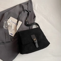 Klassische schwarze Wildleder-Umhängetasche mit elegantem Überschlag und goldener Schnalle - Schwarz
