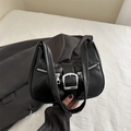 Bolso de hombro media luna negro con hebilla plateada y acabado en cuero sintético - Negro