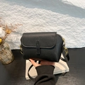 Stilvolle schwarze Umhängetasche aus Leder mit Umschlag und goldener Hardware - Schwarz Typ 1